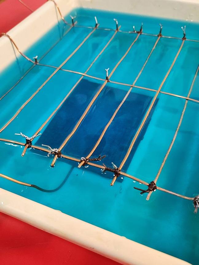 Copper wire grid in an electrolysis bath